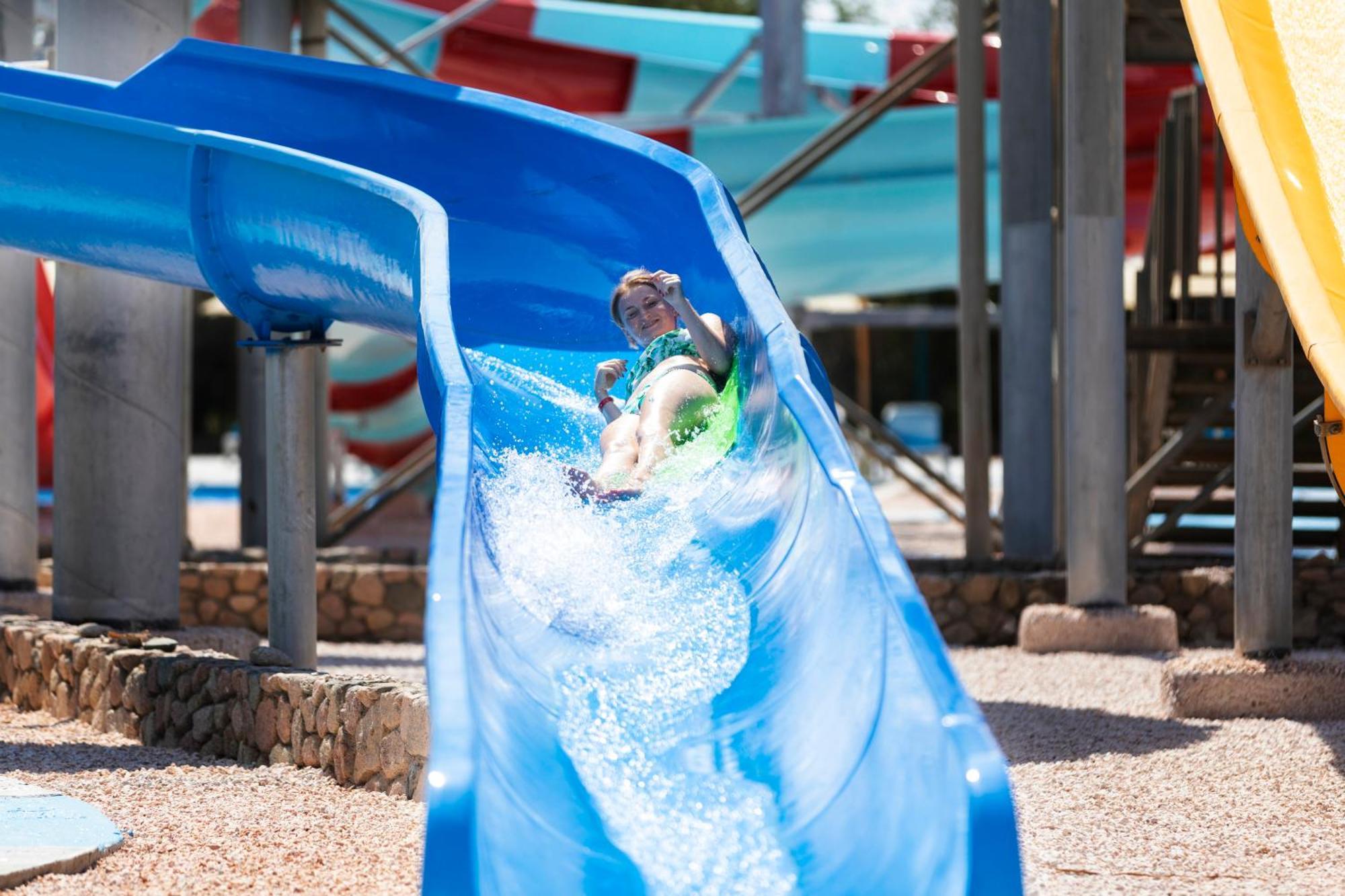 Xperience Kiroseiz Aquapark Premier-Naama Bay Hotel Sharm el-Sheikh Exterior photo A child on a water slide